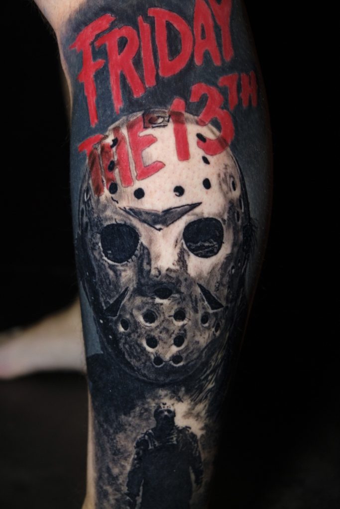 crno bela horor tetovaža na nozi