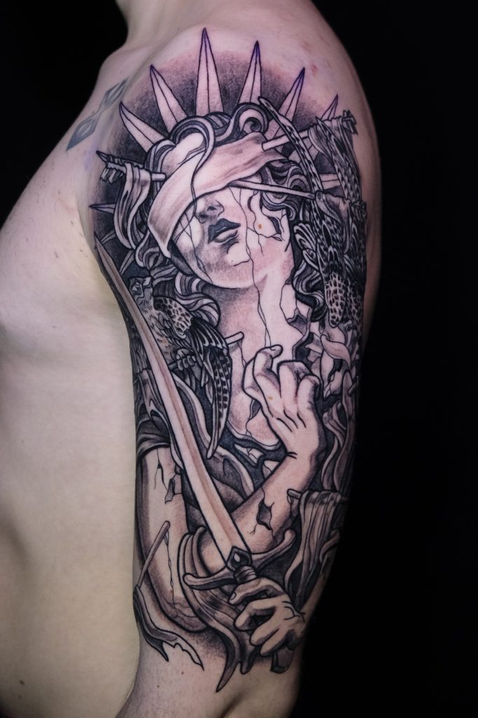 boginja pravde tetovaža na ramenu u Beogradu